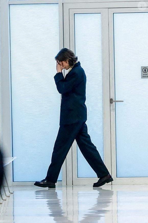 Adèle Haenel a quitté la salle d'audience pour se calmer, après avoir laissé parler sa colère par ces mots "ferme ta gueule" en s'adressant à C.Ruggia - Deuxième jour du procès de C.Ruggia, accusé d'agressions sexuelles sur mineures, dont l'actrice A.Haenel alors âgée entre 12 et 14 ans au moment des faits, devant le tribunal correctionnel de Paris, le 10 décembre 2024.