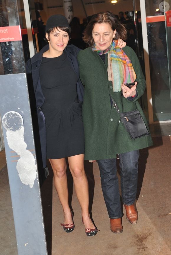 Emma De Caunes et sa mère Gaelle Royer quittent le Theatre du Rond Point pendant la soirée "Mariage pour Tous". Le 27 janvier 2013