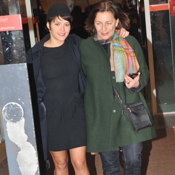 Emma De Caunes et sa mère Gaelle Royer quittent le Theatre du Rond Point pendant la soirée "Mariage pour Tous". Le 27 janvier 2013