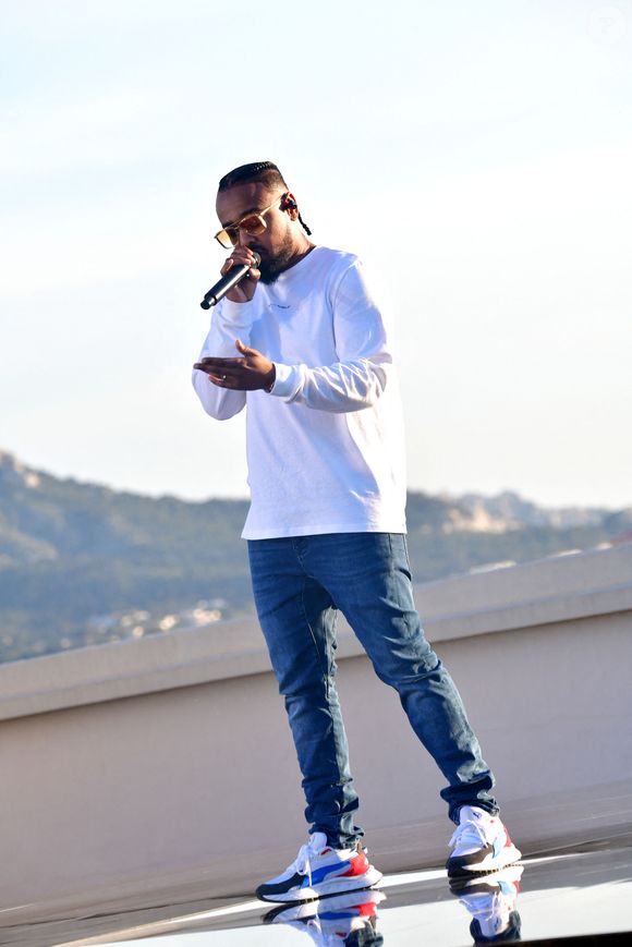 Exclusif - Alonzo - Enregistrement de l'émission de télévision "Du son sur les toits" à Marseille, sur le toit du MAMO (Centre d'art de la Cité radieuse de Marseille), qui sera diffusée le 26 août sur France 2 puis sur Culture Box. 
Crédit : Bruno Bebert / Bestimage