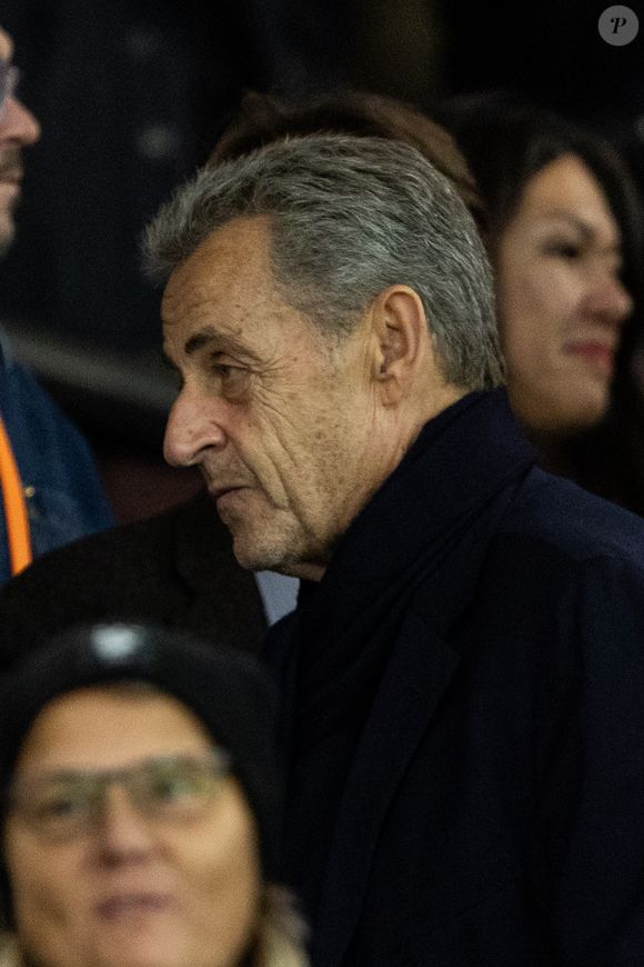 Nicolas Sarkozy dans les tribunes lors du match de Ligue 1 McDonald's "PSG - Auxerre (2-0)" au Parc des Princes à Paris, le 27 septembre 2025.
© Cyril Moreau/Bestimage