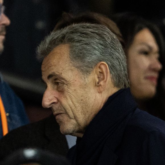 Nicolas Sarkozy dans les tribunes lors du match de Ligue 1 McDonald's "PSG - Auxerre (2-0)" au Parc des Princes à Paris, le 27 septembre 2025.
© Cyril Moreau/Bestimage