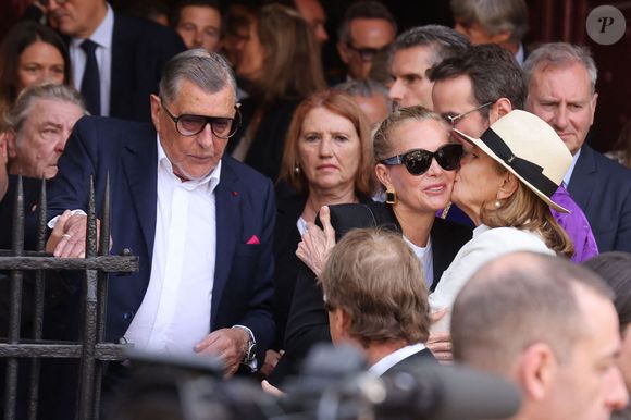 Laeticia Hallyday et Jean-Claude Camus - Sorties des obsèques de Philippe Labro en l'église de Saint-Germain-des-Prés à Paris le 13 juin 2025. © Dominique Jacovides - Christophe Clovis / Bestimage