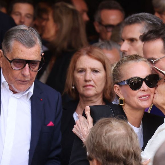 Laeticia Hallyday et Jean-Claude Camus - Sorties des obsèques de Philippe Labro en l'église de Saint-Germain-des-Prés à Paris le 13 juin 2025. © Dominique Jacovides - Christophe Clovis / Bestimage