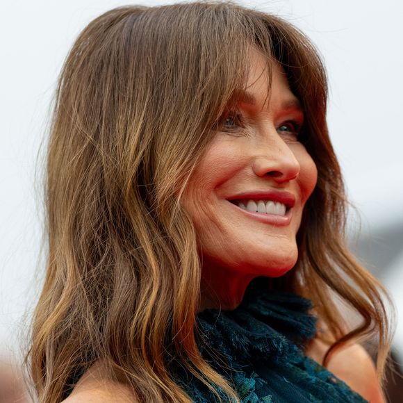 Carla Bruni-Sarkozy a commenté les photos de son fils par ces mots : "Magnifique voyage ! Fantastiques voyageurs !". 

Carla Bruni-Sarkozy à la montée des marches du film "Highest 2 Lowest" lors du 78ème Festival de Cannes, le 19 mai 2025.

Photo : Olivier Borde/ Bestimage