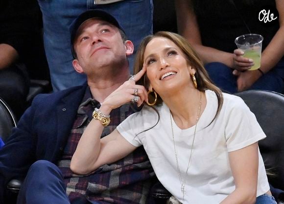 Jennifer Lopez et Ben Affleck sont assis au bord du terrain lors du match de NBA opposant les Lakers de Los Angeles aux Warriors de Golden State, à la Crypto.com Arena de Los Angeles, le samedi 16 mars 2024. Photo de Jim Ruymen/UPI/ABACAPRESS.COM