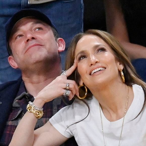Jennifer Lopez et Ben Affleck sont assis au bord du terrain lors du match de NBA opposant les Lakers de Los Angeles aux Warriors de Golden State, à la Crypto.com Arena de Los Angeles, le samedi 16 mars 2024. Photo de Jim Ruymen/UPI/ABACAPRESS.COM