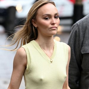 Lily-Rose Depp quitte les studios de la radio Global pour la promotion du film "Nosferatu" à Londres, le 5 décembre 2024. 
© Goff / Bestimage
