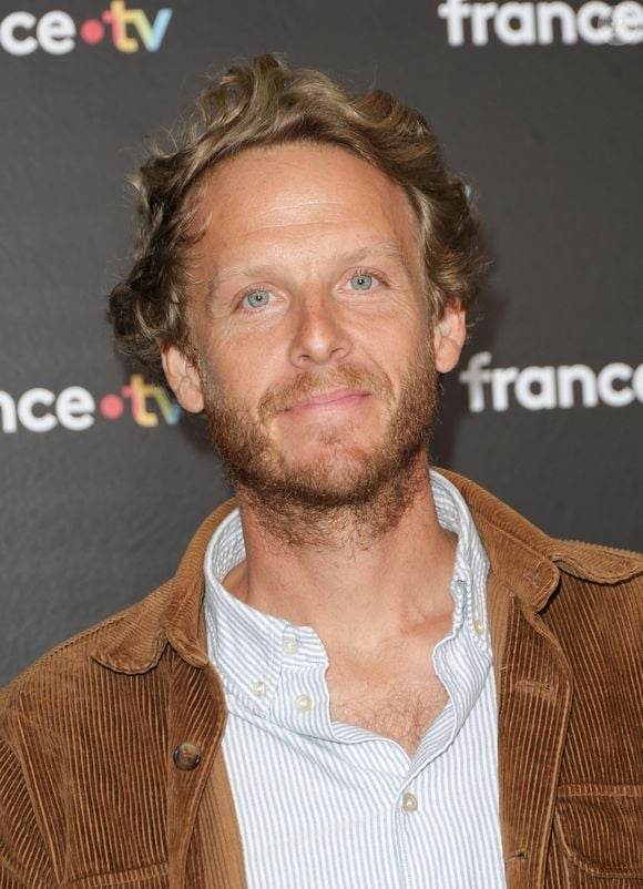 Arnaud préfère lui l'avoir sur l'épaule 

Arnaud Lauqué au photocall de la conférence de presse de rentrée de France Télévisions à Paris, France, le 4 septembre 2024. © Coadic Guirec/Bestimage