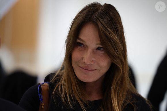 Carla Bruni alors que son mari et les avocats de l'ancien président français Nicolas Sarkozy s'adressent à la presse après le verdict du procès sur les accusations de financement illégal de campagne par la Libye pour sa candidature réussie à l'élection présidentielle de 2007, au tribunal de Paris à Paris, France, le 25 septembre 2025. Photo par Raphael Lafargue/ABACAPRESS.COM