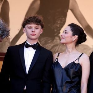 Le fils de Marion Cotillard sera cependant à l'affiche du film "Karma", réalisé par son père, et dans lequel il donnera la réplique à sa mère
Marcel Canet et sa mère Marion Cotillard - Montée des marches du film « Karma » lors du 79ème Festival International du Film de Cannes, le 15 mai 2026. © Jacovides-Moreau / Bestimage