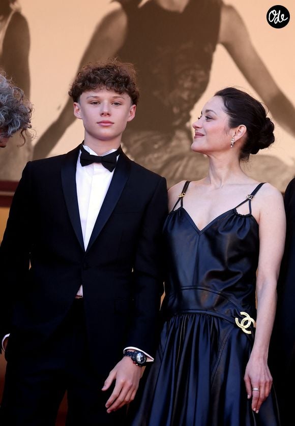 Le fils de Marion Cotillard sera cependant à l'affiche du film "Karma", réalisé par son père, et dans lequel il donnera la réplique à sa mère

Marcel Canet et sa mère Marion Cotillard - Montée des marches du film « Karma » lors du 79ème Festival International du Film de Cannes, le 15 mai 2026. © Jacovides-Moreau / Bestimage