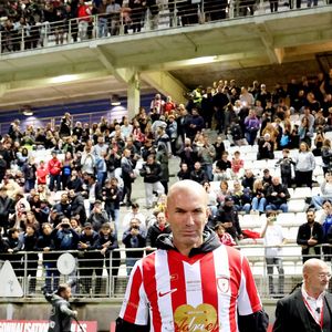 Zinedine Zidane durant la première édition du « match des légendes » opposant l'équipe des Légendes, les anciens de Cannes, à l'équipe des Etoiles avec pour capitaine Didier Deschamps, au stade Pierre de Coubertin à Cannes, le 30 octobre 2025. © Dominique Jacovides  / Bruno Bebert / Bestimage