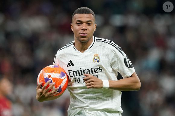 Alors que Mbappé évolue désormais au Real Madrid et Hamraoui en Arabie saoudite, le PSG fait face à une crise qui dépasse le simple cadre sportif.

Kylian Mbappé en mai 2025. © Alterphotos / PsnewZ / Bestimage