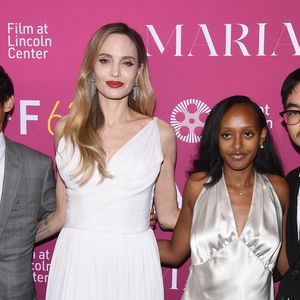 Au générique du film d’Alice Winocour, Maddox, qui a collaboré sur le projet en tant qu’assistant réalisateur, y apparaît uniquement sous le nom de Jolie. 

(G-R) Pax Thien Jolie-Pitt, Angelina Jolie, Zahara Marley Jolie et Maddox Chivan Jolie-Pitt assistent à la première de 'Maria' lors du 62e Festival du film de New York au Alice Tully Hall, le 29 septembre 2024 à New York City, NY, USA. Photo by Anthony Behar/SPUS/ABACAPRESS.COM