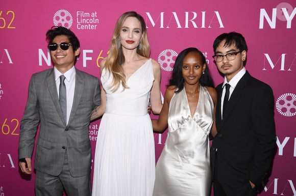 Au générique du film d’Alice Winocour, Maddox, qui a collaboré sur le projet en tant qu’assistant réalisateur, y apparaît uniquement sous le nom de Jolie. 

(G-R) Pax Thien Jolie-Pitt, Angelina Jolie, Zahara Marley Jolie et Maddox Chivan Jolie-Pitt assistent à la première de 'Maria' lors du 62e Festival du film de New York au Alice Tully Hall, le 29 septembre 2024 à New York City, NY, USA. Photo by Anthony Behar/SPUS/ABACAPRESS.COM