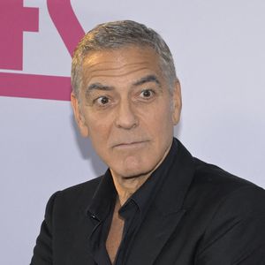 George Clooney au fast-food ? 
George Clooney - Première de Wolfs au cinéma TCL Chinese à Los Angeles