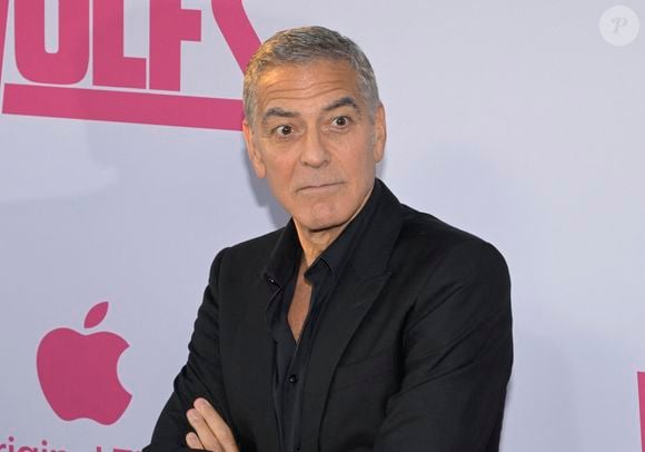 George Clooney au fast-food ? 
George Clooney - Première de Wolfs au cinéma TCL Chinese à Los Angeles