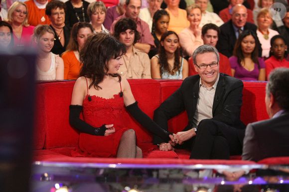 "On savait qu’on se disait au revoir (...) ça ne passe pas forcément par des mots… Plutôt des gestes, comme se tenir la main, alors que ni elle ni moi n’étions tactiles" confia-t-il.

Isabelle Mergault et Laurent Ruquier lors de l'enregistrement de l'émission Vivement Dimanche à Paris, France, le 9 janvier 2008. Photo Max Colin/Abaca
