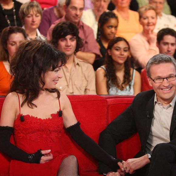 "On savait qu’on se disait au revoir (...) ça ne passe pas forcément par des mots… Plutôt des gestes, comme se tenir la main, alors que ni elle ni moi n’étions tactiles" confia-t-il.

Isabelle Mergault et Laurent Ruquier lors de l'enregistrement de l'émission Vivement Dimanche à Paris, France, le 9 janvier 2008. Photo Max Colin/Abaca