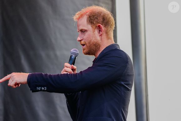 Le prince Harry, duc de Sussex, lors de sa prestation sur scène au concert One805 Live, qui se tenait dans la propriété en bord de mer de la star du cinéma Kevin Costner à Summerland, en Californie.© Amy Katz/ZUMA Press Wire / Bestimage