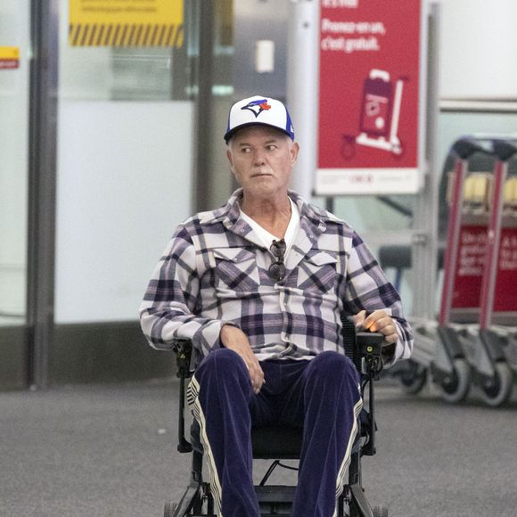 Eric Dane est aperçu dans un fauteuil roulant alors qu'il quitte l'aéroport international de Toronto. L'acteur américain de 52 ans et star d'Euphoria s'est engagé à continuer à travailler et à se battre dans le cadre de son combat contre la maladie de Charcot. Photo par The ImageDirect / Bestimage