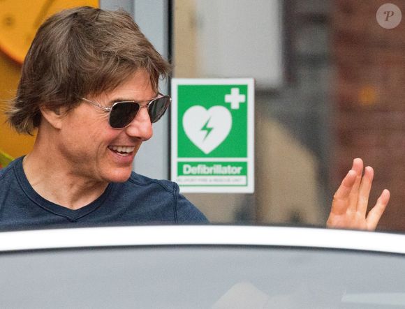 Londres - La superstar hollywoodienne Tom Cruise semble de bonne humeur le jour de son 62e anniversaire, photographié sur l'héliport de Battersea à Londres.
©Backgrid UK/ Bestimage