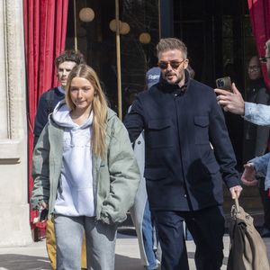 David Beckham et sa fille Harper - Les Beckham quittent leur hôtel La Réserve, à Paris, le 8 mars 2025.  GOFF INF / BESTIMAGE