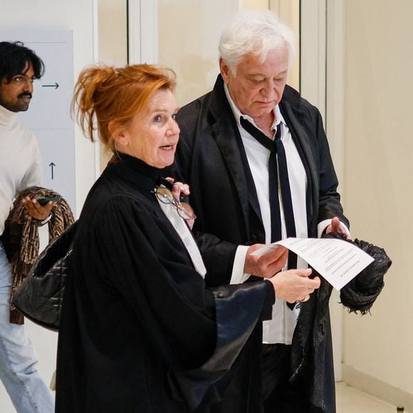 Exclusif - L'animateur de radio et de télévision Laurent Boyer et son avocate Marie-Alix Canu-Bernard à la sortie du tribunal judiciaire de Paris, France, le 11 mai 2026 pour son procès pour violences conjugales et harcèlement. L'animateur a été condamné à 10 mois de prison avec sursis pour harcèlement conjugal. Laurent Boyer fait face à des accusations déposées par une ancienne compagne de violences conjugales habituelles, de harcèlement et d'enregistrement non consenti d'images intimes. © Julien Sarkissian/Bestimage