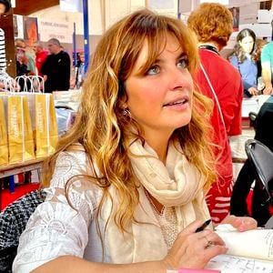 Très engagée sur les sujets de santé, elle continue aussi de sensibiliser à l’endométriose.

Laëtitia Milot pour le livre "Sur nos chemins" en dédicace à la 43ème Foire du Livre de Brive le 9 novembre 2025. © Fabien Faure / Bestimage