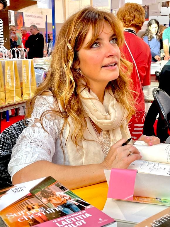 Très engagée sur les sujets de santé, elle continue aussi de sensibiliser à l’endométriose.

Laëtitia Milot pour le livre "Sur nos chemins" en dédicace à la 43ème Foire du Livre de Brive le 9 novembre 2025. © Fabien Faure / Bestimage