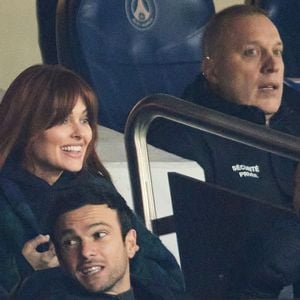 Caroline Receveur se reconstruit aujourd'hui petit à petit, après avoir annoncé qu'elle souffrait d'un cancer du sein.
Caroline Receveur, son mari Hugo Philip et leur fils Marlon dans les tribunes du match de Ligue 1 McDonald's opposant le Paris Saint-Germain (PSG) à Lyon (3-1) au Parc des Princes à Paris le 15 décembre 2024.