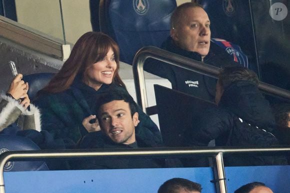 Caroline Receveur se reconstruit aujourd'hui petit à petit, après avoir annoncé qu'elle souffrait d'un cancer du sein.
Caroline Receveur, son mari Hugo Philip et leur fils Marlon dans les tribunes du match de Ligue 1 McDonald's opposant le Paris Saint-Germain (PSG) à Lyon (3-1) au Parc des Princes à Paris le 15 décembre 2024.