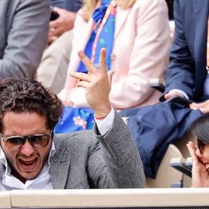 Florence Foresti et son compagnon Alexandre Kominek - People dans les tribunes lors des Internationaux de France de Tennis de Roland Garros 2022 à Paris le 29 mai 2022. © Cyril Moreau/Bestimage