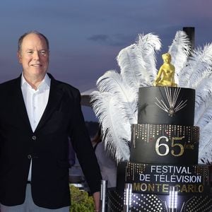 Lesley Manville et le prince Albert II de Monaco lors de la soirée marquant le 65e anniversaire du Festival de télévision de Monte-Carlo, au Monte-Carlo Bay, le 15 juin 2026.
© Denis Guignebourg / Bestimage