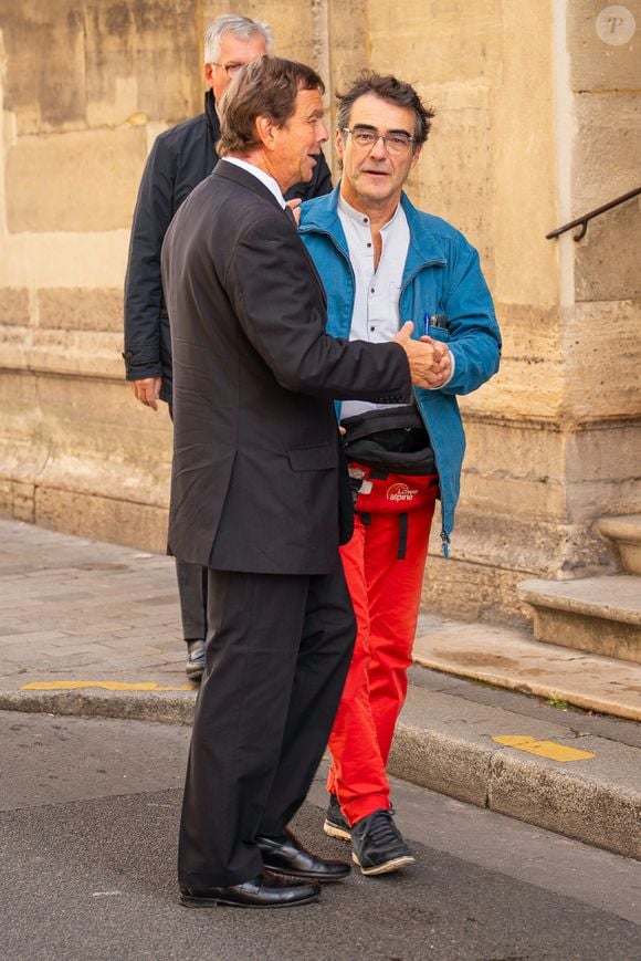"Quand on a fait Jean-Paul Belmondo, on était jusqu'à 3h30 du matin, on recevait six par six les gens qui arrivaient pour se recueillir 30 secondes, confie Dominique Richez à "Paris Match". Au départ, c'était une minute, mais après, j'ai écourté un peu."

Michel Izard et Dominique Richez (maître de cérémonie) aux obsèques Christian Brincourt en l'Église Notre-Dame-de-Grâce-de-Passy de Paris, France, le 11 septembre 2025. © Perusseau-Tribeca/Bestimage