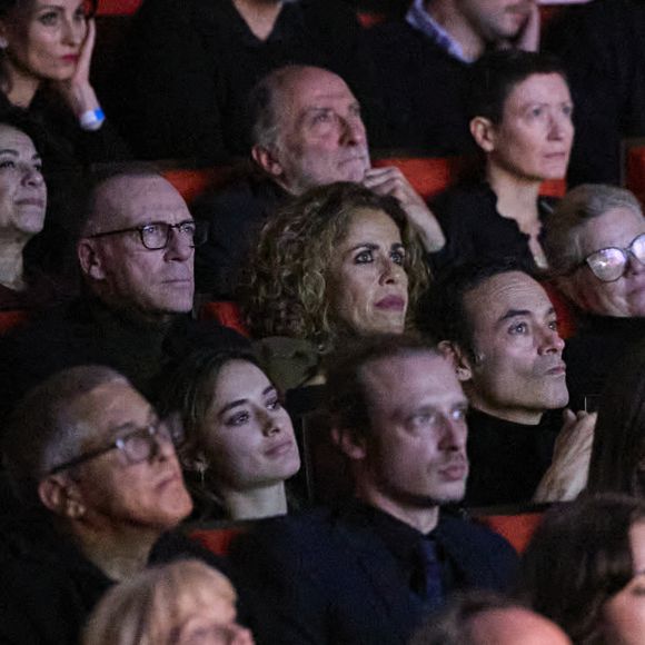 Un jeu de miroir chargé de nostalgie, accompagné du morceau “Avec le temps” de Léo Ferré

Exclusif - Anthony Delon, Loup Delon, Liv Delon lors de la soirée hommage Ciné-concert symphonique "Alain Delon, le dernier Samouraï" au palais des congrès à Paris le 8 novembre 2024 le jour de son anniversaire. Pour cette soirée, le chef d'orchestre Vahan Mardirossian a dirigé l'orchestre symphonique de Douai.

© Moreau / Jacovides / Bestimage