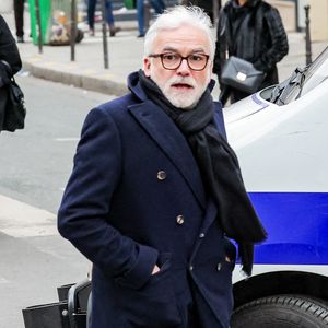 Pascal Praud - Arrivées aux obsèques de C.Laborde en l’église Saint-Roch à Paris, le 6 février 2025. Décédée le 28 janvier 2025 à l'âge de 73 ans, l'ancienne présentatrice météo de TF1 (1988 - 2017) était atteinte de la maladie neurodégénérative à corps de Lewy. 
© Jacovides - Moreau / Bestimage