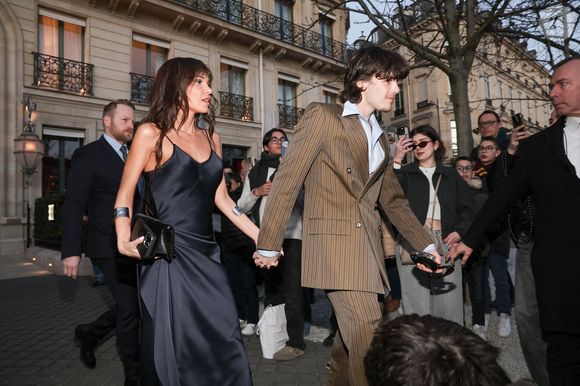 Cruz Beckham et sa compagne Jackie Apostel sortent de l'hôtel La Réserve Paris - Hotel and Spa pour se rendre au défilé de Victoria en marge de la Fashion Week de Paris (PFW), à Paris, France, le 7 mars 2025. © Cyril Moreau/Bestimage