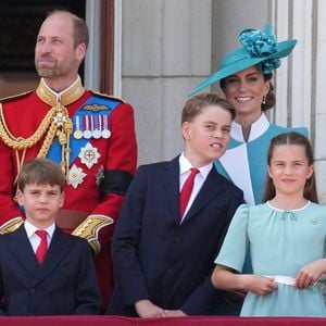 Kate, William et les enfants bientôt en vacances !
Le prince William, prince de Galles, Le prince Louis de Galles, Le prince George de Galles, Catherine (Kate) Middleton, princesse de Galles, La princesse Charlotte de Galles - Les membres de la famille royale britannique au balcon de Buckingham Palace lors de la cérémonie Trooping the Colour à Londres. Affecté par le crash du Boeing 787 Dreamliner à Ahmedabad du 12 juin, le souverain et les officiels porteront un brassard noir en hommage aux plus de 270 victimes. Bon nombre d'elles étaient des ressortissants britanniques.
© Jams Whatling / Bestimage