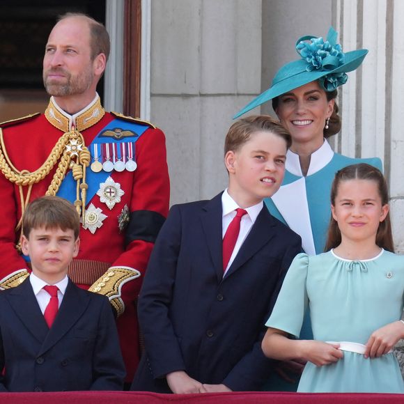 Kate, William et les enfants bientôt en vacances !
Le prince William, prince de Galles, Le prince Louis de Galles, Le prince George de Galles, Catherine (Kate) Middleton, princesse de Galles, La princesse Charlotte de Galles - Les membres de la famille royale britannique au balcon de Buckingham Palace lors de la cérémonie Trooping the Colour à Londres. Affecté par le crash du Boeing 787 Dreamliner à Ahmedabad du 12 juin, le souverain et les officiels porteront un brassard noir en hommage aux plus de 270 victimes. Bon nombre d'elles étaient des ressortissants britanniques.
© Jams Whatling / Bestimage