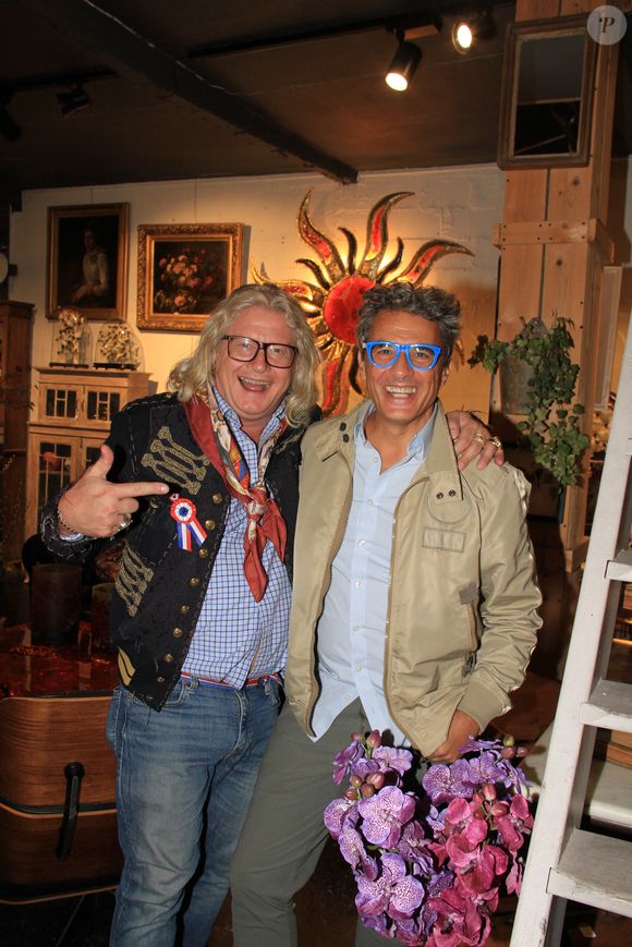 Exclusif - Pierre-Jean Chalençon et Julien Cohen (antiquaire français et Affaire conclue) lors de la soirée La Fête des Puces 2023 "Puces & Nature - La Nature dans les Arts Décoratifs" aux Puces de Saint-Ouen, Proche de Paris , France, le 5 octobre 2023. © Philippe Baldini/Bestimage