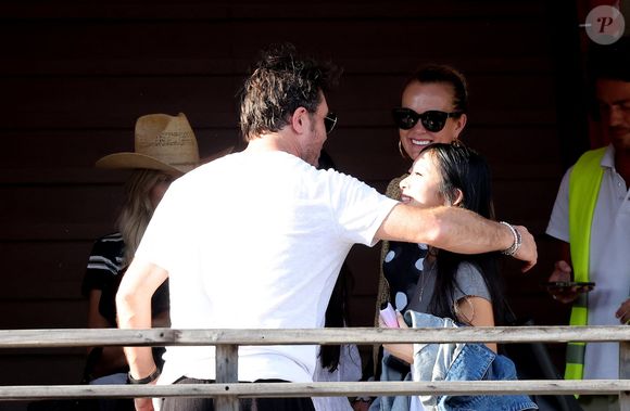 Exclusif - Laeticia Hallyday accompagnée de son compagnon Frédéric Suant et de sa fille Joy sont allés accueillir Jade à l'aéroport de Saint-Barthélemy-Rémy-de-Haenen où tout le monde se retrouve pour le 50ème anniversaire de Laeticia, à Saint-Jean, Saint-Barthélémy, Antilles françaises, France, le 15 mars 2025.