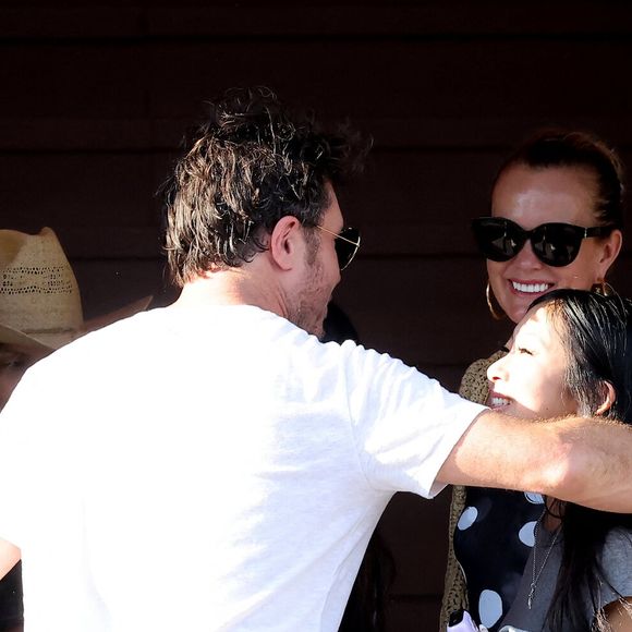 Exclusif - Laeticia Hallyday accompagnée de son compagnon Frédéric Suant et de sa fille Joy sont allés accueillir Jade à l'aéroport de Saint-Barthélemy-Rémy-de-Haenen où tout le monde se retrouve pour le 50ème anniversaire de Laeticia, à Saint-Jean, Saint-Barthélémy, Antilles françaises, France, le 15 mars 2025.