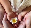 François partage une photo symbolique avec ses mains, celles de sa compagne de Sophie et de leur fils Elio, accompagnées d'une fleur de frangipanier représentant les âmes des défunts en Asie.
François, ancien gagnant de "Koh-Lanta, Le Totem maudit" en 2022, donne des nouvelles après la mort de son bébé.