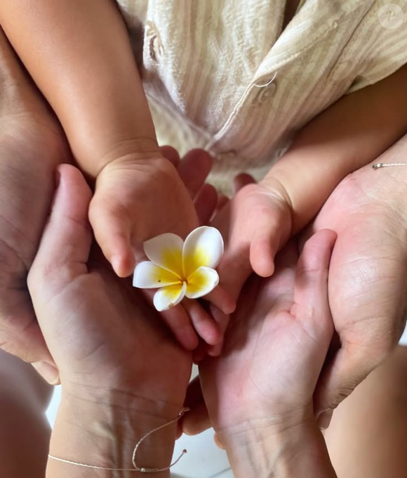 François partage une photo symbolique avec ses mains, celles de sa compagne de Sophie et de leur fils Elio, accompagnées d'une fleur de frangipanier représentant les âmes des défunts en Asie.

François, ancien gagnant de "Koh-Lanta, Le Totem maudit" en 2022, donne des nouvelles après la mort de son bébé.