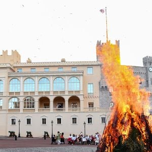 Après une bénédiction du Saint-Sacrement dans la Chapelle Palatine, Charlène, Albert et leurs enfants ont pris place sur une terrasse du palais

Le prince Albert II de Monaco, la princesse Charlène de Monaco, le prince héréditaire Jacques de Monaco, marquis des Baux, la princesse Gabriella de Monaco, comtesse de Carladès, lors de la célébration de la fête de la Saint Jean sur la Place du Palais princier de Monaco, le 23 juin 2026. La Saint Jean est à l'origine une fête païenne puis chrétienne. Pour les païens, c'était une fête qui célébrait les moissons. Une fois christianisée, cette fête est devenue celle du solstice d'été et donc la fête de la lumière. © Bruno Bebert / Bestimage