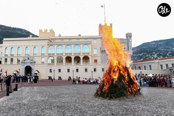 Après une bénédiction du Saint-Sacrement dans la Chapelle Palatine, Charlène, Albert et leurs enfants ont pris place sur une terrasse du palais

Le prince Albert II de Monaco, la princesse Charlène de Monaco, le prince héréditaire Jacques de Monaco, marquis des Baux, la princesse Gabriella de Monaco, comtesse de Carladès, lors de la célébration de la fête de la Saint Jean sur la Place du Palais princier de Monaco, le 23 juin 2026. La Saint Jean est à l'origine une fête païenne puis chrétienne. Pour les païens, c'était une fête qui célébrait les moissons. Une fois christianisée, cette fête est devenue celle du solstice d'été et donc la fête de la lumière. © Bruno Bebert / Bestimage