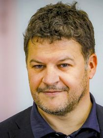 Guillaume Musso partage son temps entre deux appartements à Paris, chacun pour un usage bien précis