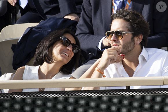 Florence Foresti et son compagnon Alexandre Kominek - People dans les tribunes lors des Internationaux de France de Tennis de Roland Garros 2022 à Paris le 29 mai 2022. © Cyril Moreau/Bestimage